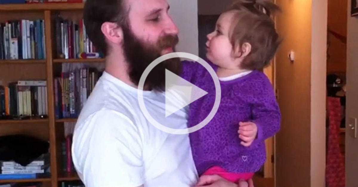 Ce Papa Se Rase La Barbe La Réaction De Sa Fille Est Trop Drôle