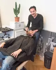 Il installe son fauteuil de barbier dans un magasin de vente de vinyles !