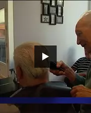 VIDEO - Le coiffeur de 93 ans retrouve son salon... Emouvant !