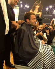 Emmanuel Macron vient se faire tailler la barbe sur le Mondial Coiffure Beauté