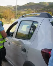 Il conduit... en se rasant les cheveux !