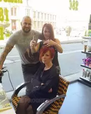 Un coiffeur propose un concept inédit... et risque très très gros !