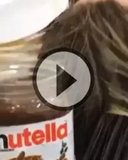 Ce coiffeur colore les cheveux de sa cliente avec du... Nutella !