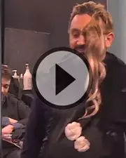 Cyril Hanouna piège les clients d'un salon de coiffure... et c'est très drôle !!!