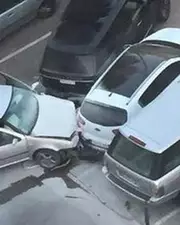 Une cliente écrase son coiffeur après une coupe de cheveux ratée !