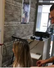 A peine ouvert, ce salon doit changer de nom à cause d'un franchiseur bien connu !