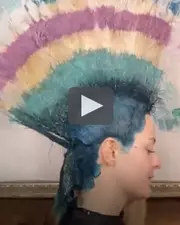 Cette coiffeuse utilise une technique incroyable pour colorer les cheveux !