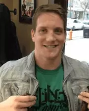 A.J. Hawk coupe ses cheveux pour une association