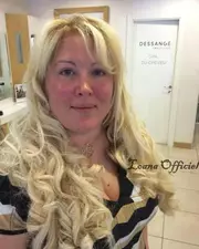 Loana publie un selfie chez un grand coiffeur