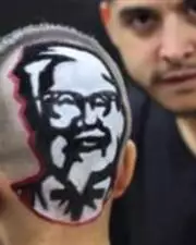 Il mange au KFC à vie en portant une coiffure du Colonel Sanders