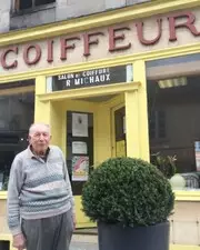 A 91 ans, ce coiffeur travaille... tous les jours !