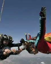 Il coupe les cheveux de son client à 14 000 pieds d'altitude !