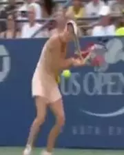 Cette joueuse de tennis professionnel se coince les cheveux dans sa raquette en plein match !