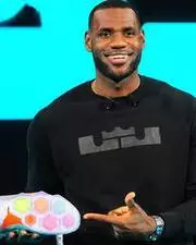 Lebron James a-t-il succombé aux implants ?