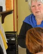 Cette coiffeuse, ruinée, obligée de faire un appel aux dons pour s'en sortir