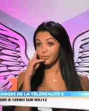 Nabilla : après avoir poignardé Thomas, elle se lance dans la coiffure