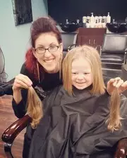 Cette petite fille de 3 ans donne ses cheveux pour les enfants atteints du cancer