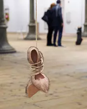 Cette artiste crée des chaussures à talon à base de cuir chevelu