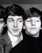 Le hair design arrive en France ! Ce coiffeur sculpte une photo des Beatles sur la tête de son client