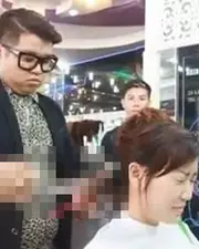 Vous ne devinerez jamais avec quoi ce coiffeur coupe les cheveux !