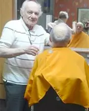 A 82 ans, ce coiffeur prouve que l'amour de son métier est plus fort que tout... Respect !