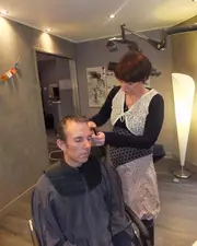 Découvrez cette nouvelle technique de coupe qui mélange acupuncture et coiffure