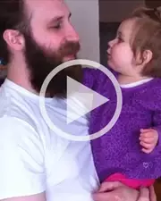 Ce papa se rase la barbe... La réaction de sa fille est trop drôle !