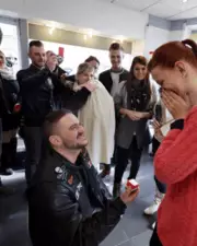 Coiffeuse, son copain lui fait sa demande en mariage dans son salon ! - VIDEO