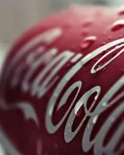 Vous ne devinerez jamais l'incroyable effet du Coca-Cola sur vos cheveux !