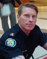 Ce que ce policier a fait à ses cheveux pour lutter contre l'homophobie est magnifique !