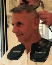 Bernard de La Villardière change drastiquement de coupe de cheveux !