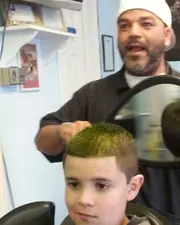 Son ancien coiffeur fait 600 km pour coiffer un enfant autiste !