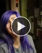 Incroyable ! Cette jeune femme change de couleur de cheveux dès qu'elle change de pièce !