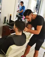 Ce salon de coiffure se transforme en boîte de nuit !