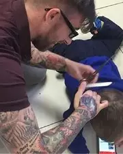 Ce que ce coiffeur fait pour cet enfant autiste est tout simplement magnifique !