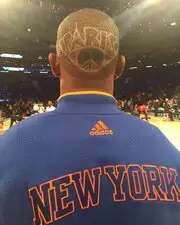 Kevin Seraphin, basketteur français en NBA, rend hommage aux victimes des attentats avec sa coiffure