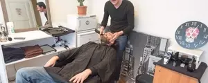 Il installe son fauteuil de barbier dans un magasin de vente de vinyles !