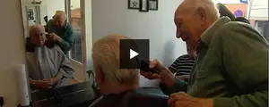 VIDEO - Le coiffeur de 93 ans retrouve son salon... Emouvant !