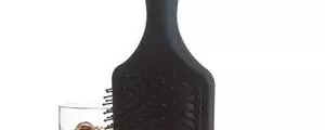 Voici la brosse parfaite pour les coiffeurs portés sur la bouteille !