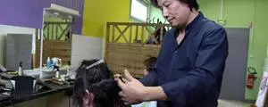 Ce coiffeur prend la courageuse décision de fermer son salon pour coiffer les démunis ! Bravo !!!