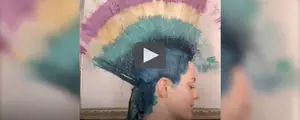 Cette coiffeuse utilise une technique incroyable pour colorer les cheveux !