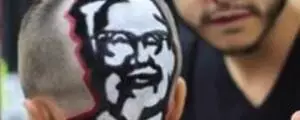 Il mange au KFC à vie en portant une coiffure du Colonel Sanders