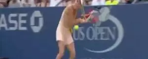 Cette joueuse de tennis professionnel se coince les cheveux dans sa raquette en plein match !