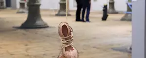 Cette artiste crée des chaussures à talon à base de cuir chevelu