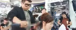 Vous ne devinerez jamais avec quoi ce coiffeur coupe les cheveux !