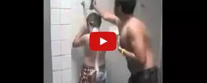 Ce jeune fait une blague à son ami avec son shampooing. La suite est hilarante !