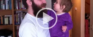 Ce papa se rase la barbe... La réaction de sa fille est trop drôle !