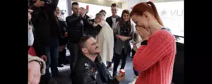 Coiffeuse, son copain lui fait sa demande en mariage dans son salon ! - VIDEO