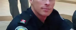 Ce que ce policier a fait à ses cheveux pour lutter contre l'homophobie est magnifique !