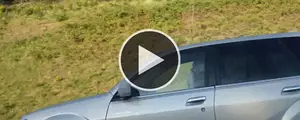 Le comportement de cette femme avec ses cheveux au volant est complètement inconscient !